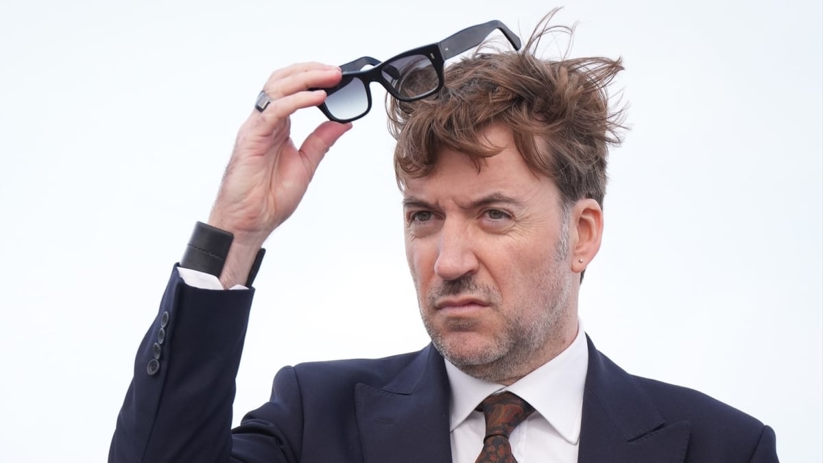 El director Albert Serra posa este lunes en San Sebastián durante el photocall del documental ‘Tardes de soledad’.