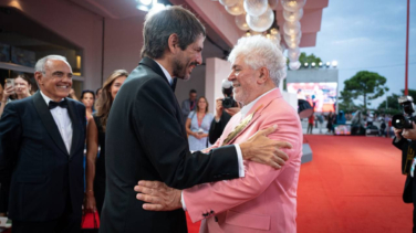 Urtasun elogia "el cine valiente" de Almodóvar que le ha valido 17 minutos de aplausos en Venecia