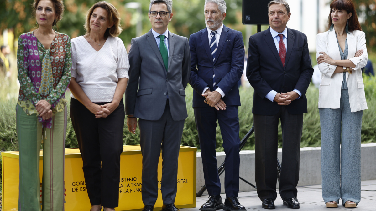 MADRID, 06/09/2024.- (De izq a der) La vicepresidenta primera y ministra de Hacienda, María Jesús Montero; la vicepresidenta tercera y ministra para la Transición Ecológica y el Reto Demográfico, Teresa Ribera; el ministro de la Presidencia, Justicia y Relaciones con las Cortes, Félix Bolaños; y el ministro de Interior, Fernando Grande-Marlaska; el ministro de Agricultura, Luis Planas, y la ministra de Igualdad, Ana Redondo, asisten a la ceremonia de traspaso de cartera del nuevo ministro para la Transformación Digital y de la Función Pública, Óscar López, de manos del titular saliente, José Luis Escrivá, en el Ministerio de Transformación Digital, este viernes. EFE/ Rodrigo Jiménez