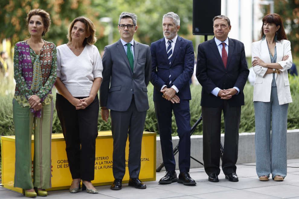 MADRID, 06/09/2024.- (De izq a der) La vicepresidenta primera y ministra de Hacienda, María Jesús Montero; la vicepresidenta tercera y ministra para la Transición Ecológica y el Reto Demográfico, Teresa Ribera; el ministro de la Presidencia, Justicia y Relaciones con las Cortes, Félix Bolaños; y el ministro de Interior, Fernando Grande-Marlaska; el ministro de Agricultura, Luis Planas, y la ministra de Igualdad, Ana Redondo, asisten a la ceremonia de traspaso de cartera del nuevo ministro para la Transformación Digital y de la Función Pública, Óscar López, de manos del titular saliente, José Luis Escrivá, en el Ministerio de Transformación Digital, este viernes. EFE/ Rodrigo Jiménez