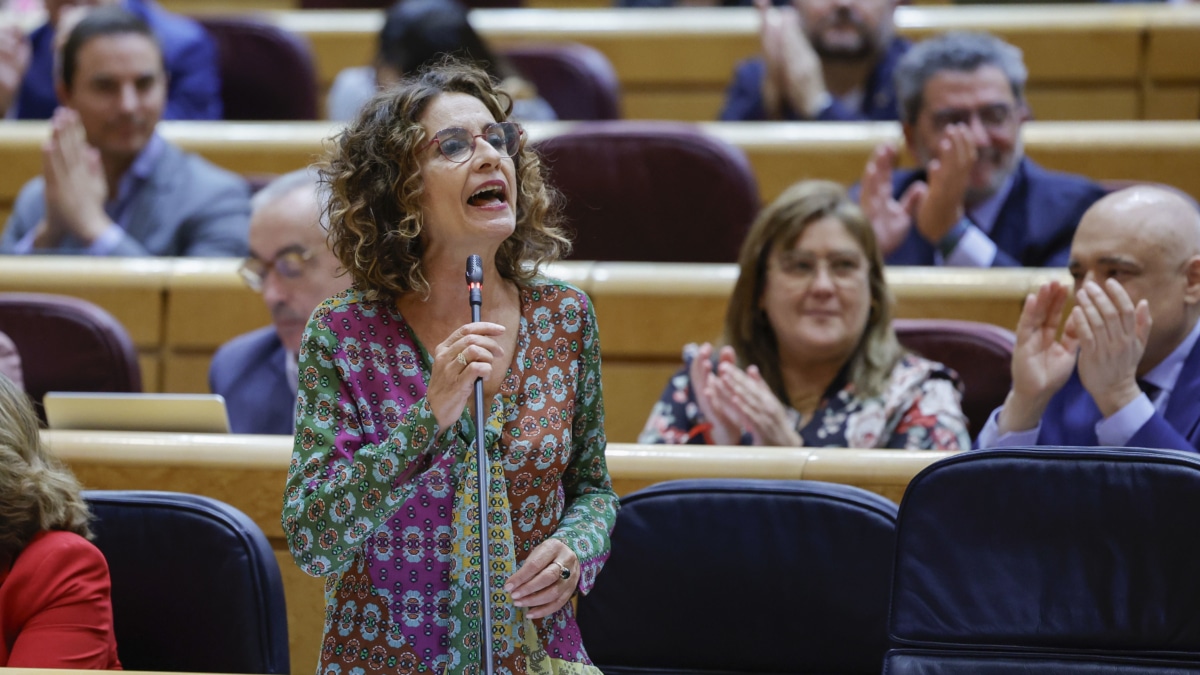 MADRID, 24/09/2024.- La vicepresidenta segunda y ministra de Hacienda, María Jesús Montero, responde a una pregunta durante el pleno del Senado donde se celebra la sesión de control al Gobierno, este martes en Madrid. EFE/Zipi Aragón