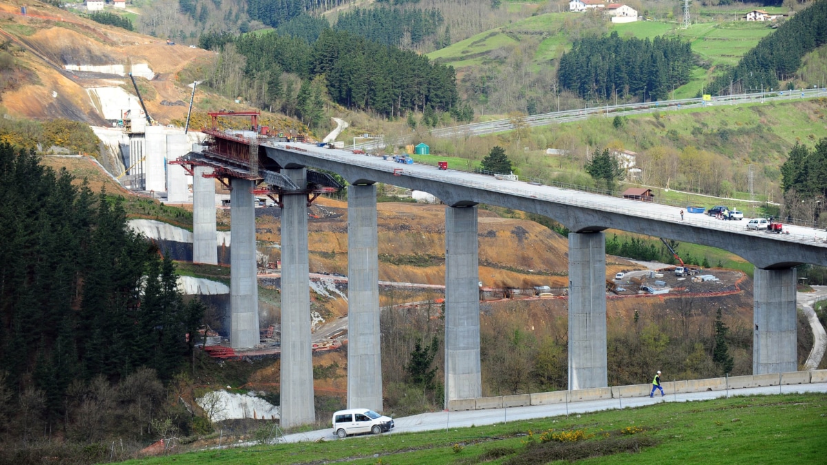 La conexión del AVE vasco con Navarra, la 'guerra ferroviaria' que le espera al nuevo presidente de Adif