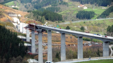 La conexión del AVE vasco con Navarra, la 'guerra ferroviaria' que le espera al nuevo presidente de Adif