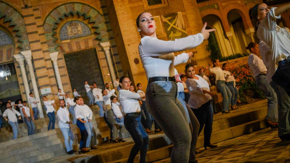 La flashmob a cargo del Ballet Flamenco de Andalucía a las puertas del Pabellón Mudéjar de la Plaza de América inauguró la Bienal de Flamenco de Sevilla.