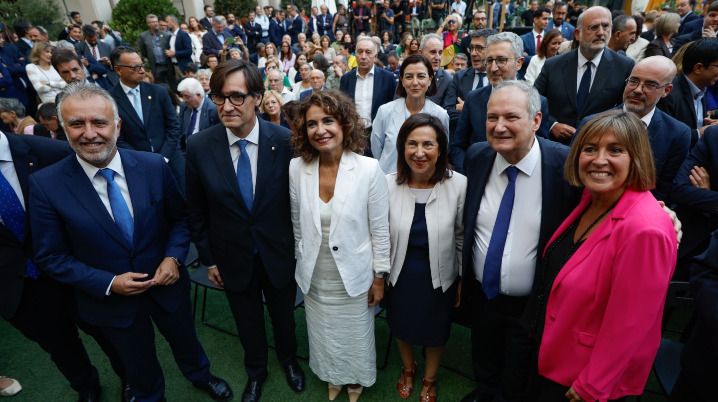 -FOTODELDIA- MADRID, 18/09/2024.- La vicepresidenta primera y ministra de Hacienda, María Jesús Montero (2i); la ministra de Defensa, Margarita Robles (3d); el ministro de Industria y Turismo, Jordi Hereu (2d); el ministro de Política Territorial y Memoria Democrática, Ángel Víctor Torres (i); el president de la Generalitat, Salvador Illa (2i), y la delegada del Govern en Madrid, Núria Marí (d), asisten al acto institucional organizado por la Generalitat con motivo de la Diada Nacional de Cataluña, este miércoles en Madrid. EFE/ Juanjo Martín