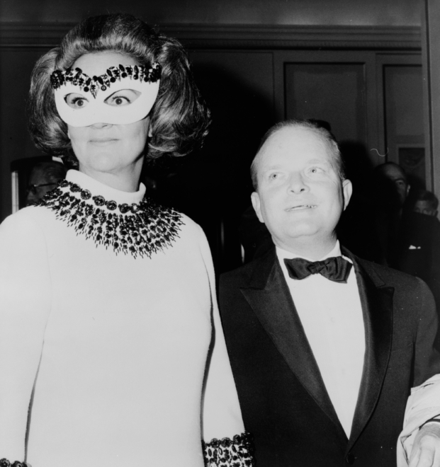 Truman Capote y la editora del 'Washington Post', Katharine Graham, en el Black & White Ball organizado por el escritor en el Hotel Plaza de Nueva York en 1966.