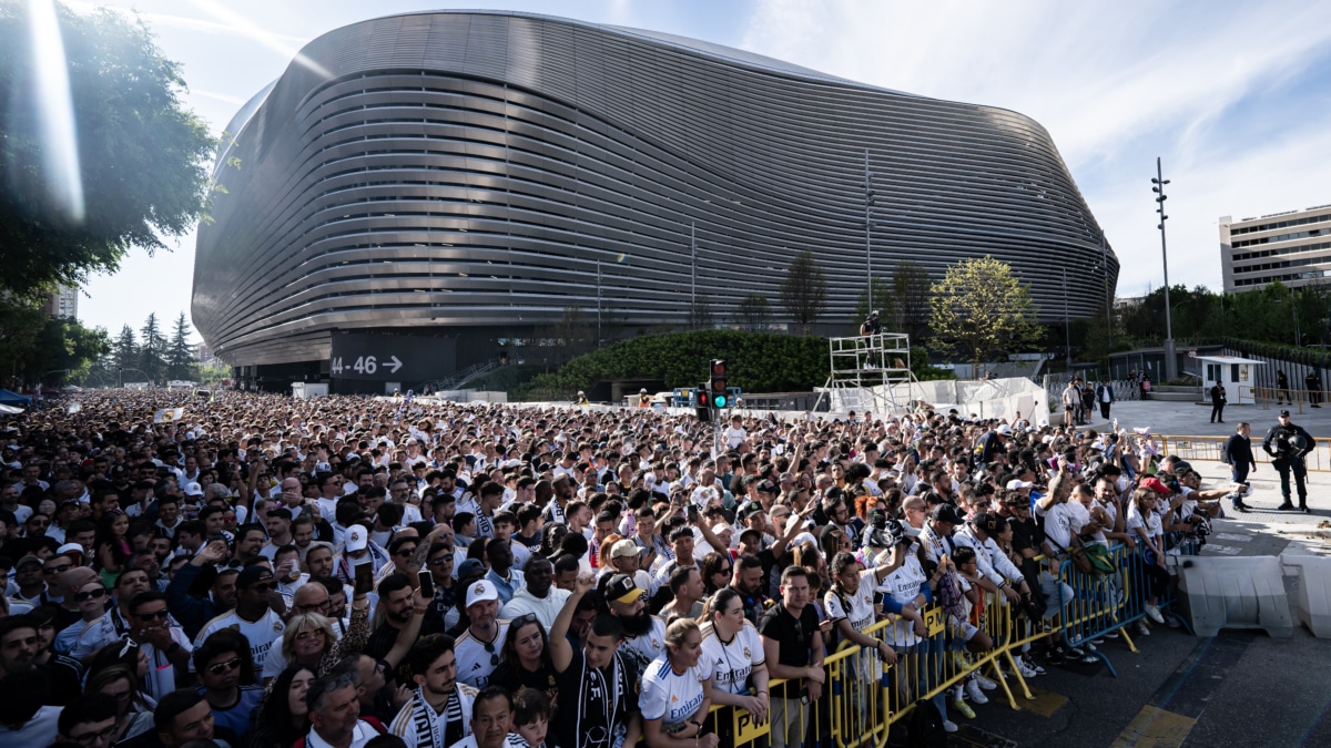 Cientos de personas esperan la llegada de los jugadores, durante la previa del partido de vuelta de semifinales de la Champions League, en los alrededores del Estadio Santiago Bernabéu, a 8 de mayo de 2024, en Madrid (España).