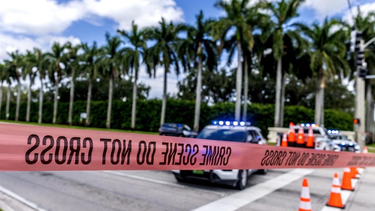 La policía vigila la entrada del club de golf de Donald Trump en West Palm Beach, Florida.