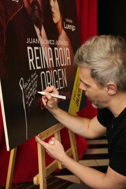 Juan Gómez-Jurado firma el cartel de 'Reina Roja. Origen: El Primer Caso'.