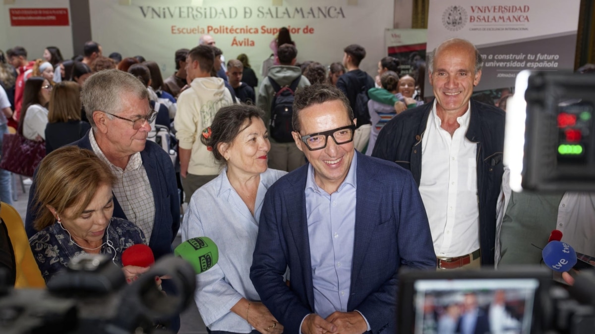 El rector de la Universidad de Salamanca, Juan Manuel Corchado (con gafas), esta mañana en la Feria de Bienvenida organizada en el Campus de Ávila de la Universidad de Salamanca.