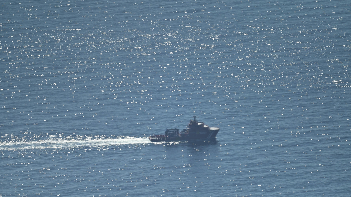 Una embarcación de Salvamento Marítimo busca los cuerpos del cayuco que volcó esta madrugada en la costa cercana al Roque de La Bonanza, en la zona de Las Playas, en el municipio de Valverde (El Hierro).