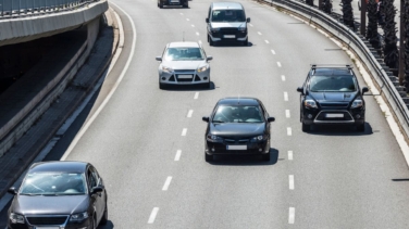 ¿Está permitido adelantar por la derecha en una autopista? Esto dice la DGT