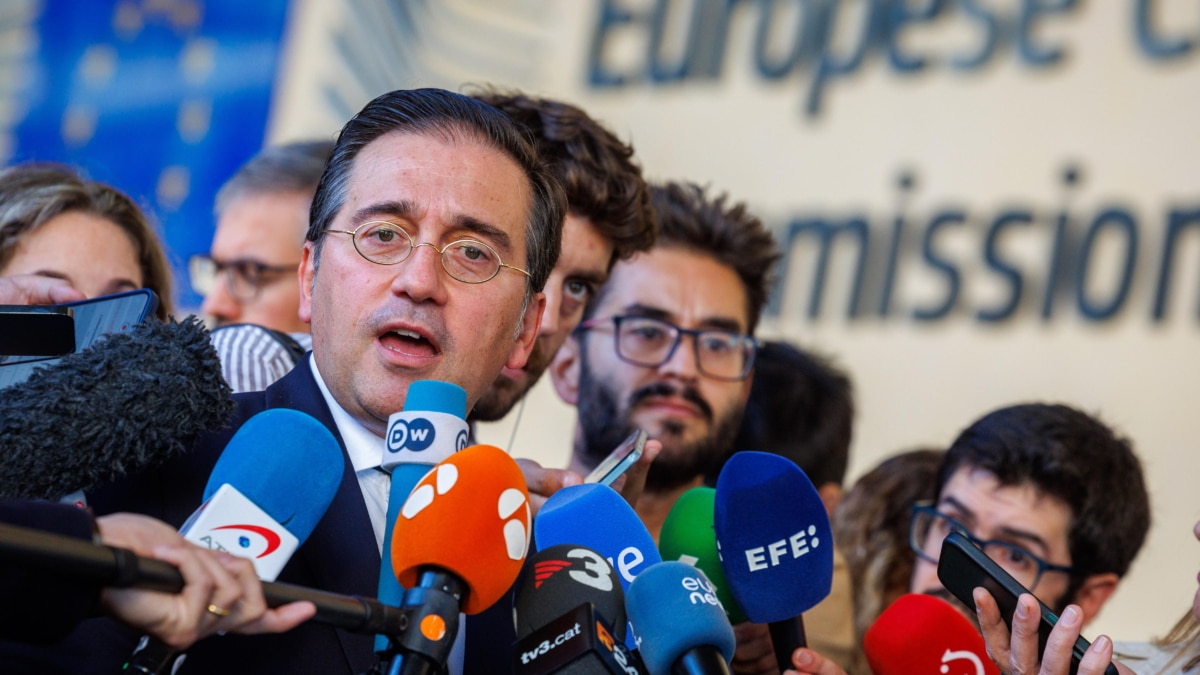 Brussels (Belgium), 19/09/2024.- Spanish Foreign Minister Jose Manuel Albares speaks with the media representatives outside the European Commission following a meeting with EU Vice President Maros Sefcovic, British Foreign Secretary David Lammy, and Gibraltar Chief Minister Fabian Picardo on Brexit and Gibraltar, in Brussels, Belgium, 19 September 2024. (Bélgica, Bruselas) EFE/EPA/OLIVIER MATTHYS