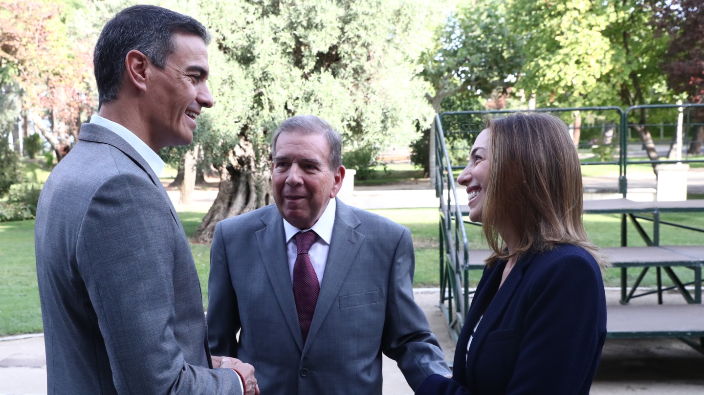 MADRID, 12/09/2024.- El presidente del Gobierno, Pedro Sánchez, recibe al opositor venezolano Edmundo González (c) y a su hija Carolina González (d)en el Palacio de La Moncloa, en Madrid, este jueves. EFE/ Fernando Calvo/Pool Moncloa SOLO USO EDITORIAL/SOLO DISPONIBLE PARA ILUSTRAR LA NOTICIA QUE ACOMPAÑA (CRÉDITO OBLIGATORIO)