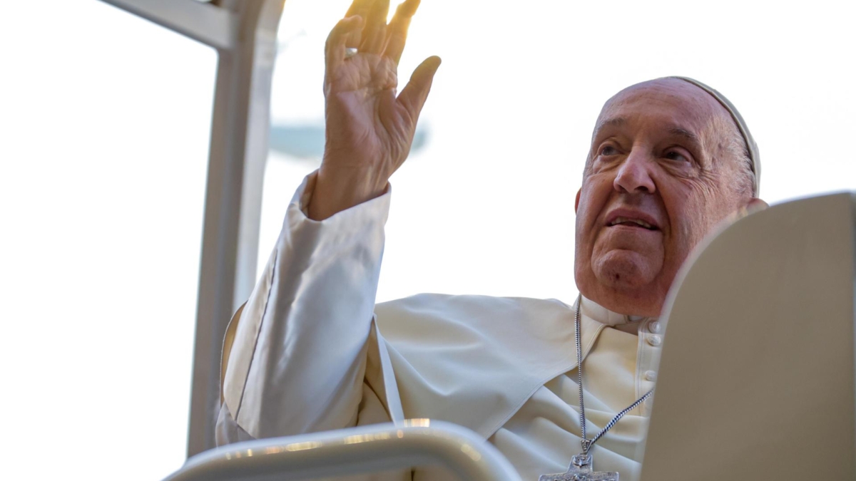 El Papa Francisco llega a la santa misa y beatificación de Ana de Jesús en el estadio Heysel de Bruselas, Bélgica