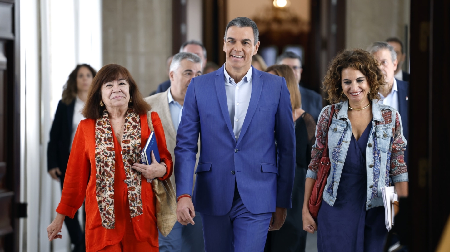 MADRID, 16/09/2024.- El presidente del Gobierno, Pedro Sánchez (c), junto a la vicepresidenta primera y ministra de Hacienda, María Jesús Montero (d), y la senadora y presidenta del PSOE, Cristina Narbona, se dirigen a asistir a la reunión interparlamentaria del grupo parlamentario socialista este lunes en el Congreso. EFE/ Javier Lizón