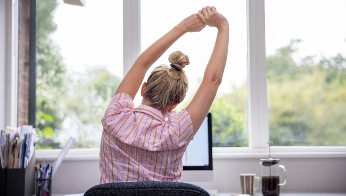 El sencillo ejercicio que puedes hacer en la oficina para estar en forma /Shutterstock