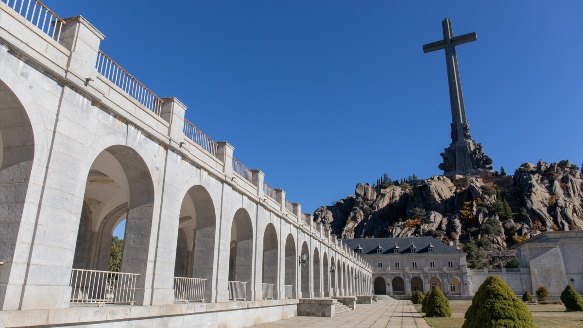 Perspectiva de la abadía benedictina de la Santa Cruz del Valle de los Caídos, en Cuelgamuros.