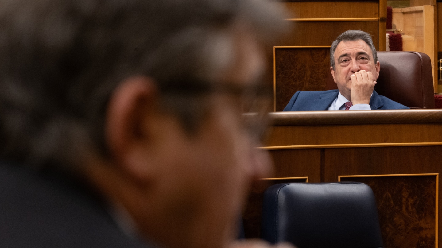 El portavoz parlamentario del PNV, Aitor Esteban, observa a su homólogo socialista en el Congreso, Patxi López, durante un pleno