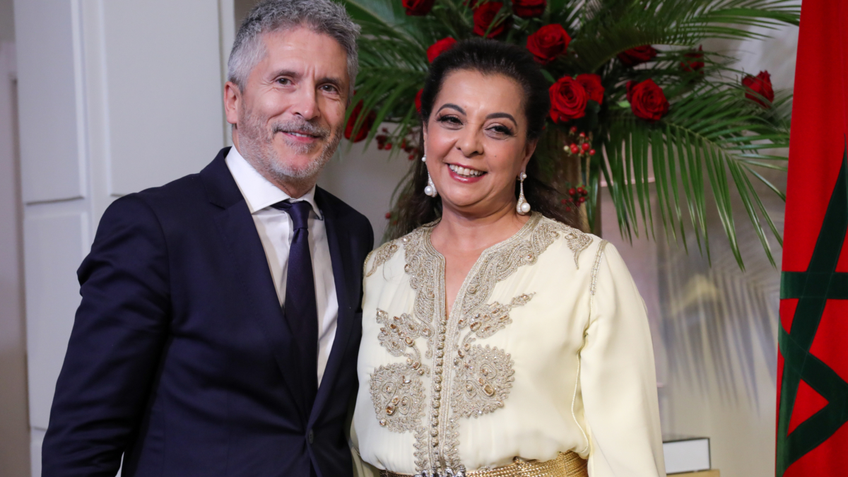 El ministro del Interior, Fernando Grande-Marlaska, posa junto a la embajadora de Marruecos en España, Karima Benyaich, durante la recepción de la Embajada de Marruecos en Madrid.