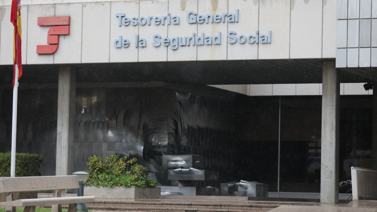 Entrada a la sede de la Tesorería General de la Seguridad Social.