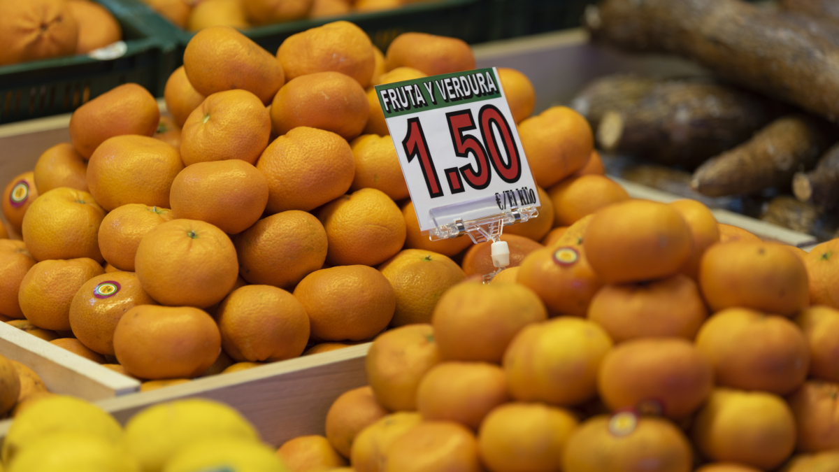 Mandarinas en un puesto de un mercado, en Madrid