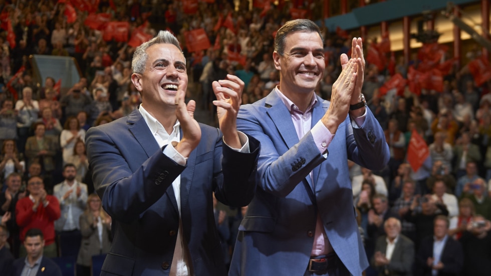 (Foto de ARCHIVO) El secretario general del PSOE y presidente del Gobierno, Pedro Sánchez (d), y el candidato del PSOE a la Presidencia de Cantabria, Pablo Zuloaga (i), durante un acto electoral, en el Palacio de Festivales, a 22 de mayo de 2023, en Santander, Cantabria (España). El acto se desarrolla durante la campaña electoral en la que Sánchez visita varios municipios y ciudades del territorio español con el fin de apoyar a las candidaturas que se presentan a las elecciones autonómicas y municipales del 28 de mayo. César Ortiz / Europa Press 22 MAYO 2023;MITIN;ACTO;POLÍTICA;CANDIDATOS;CANDIDATAS;ELECCIONES;ELECTORAL 22/5/2023