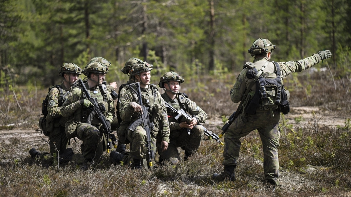 Soldados finlandeses de maniobras