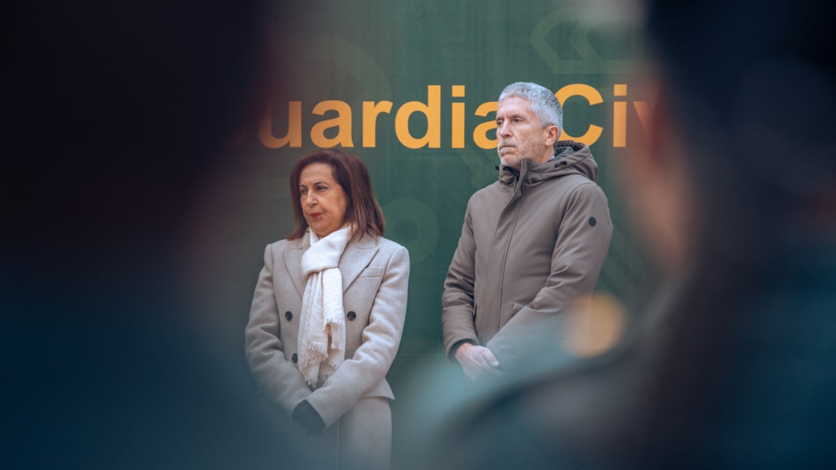 La ministra de Defensa, Margarita Robles, y el ministro de Interior, Fernando Grande-Marlaska, durante el acto de toma de posesión del teniente general de la Guardia Civil, Manuel Llamas Fernández