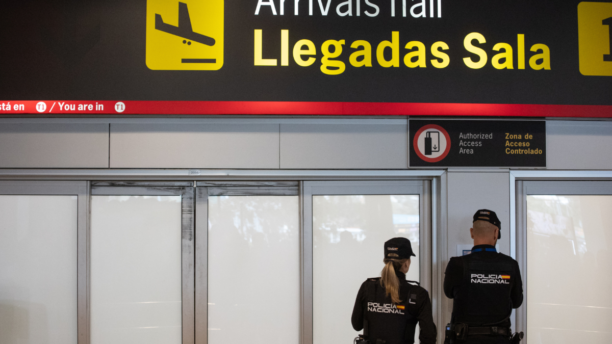 Dos agentes de la Policía Nacional en la puerta de llegadas de la terminal T1 del Aeropuerto Adolfo Suárez Madrid Barajas.