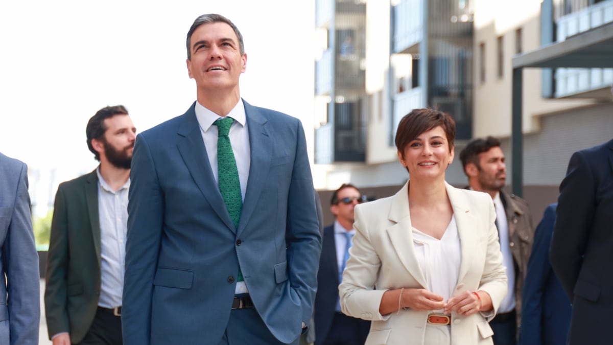 El presidente del Gobierno, Pedro Sánchez, acompañado por la ministra de Vivienda y Agenda Urbana, Isabel Rodríguez,