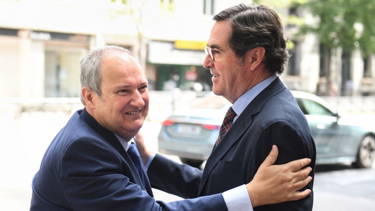 El ministro de Industria y Turismo, Jordi Hereu (i), y el presidente de la CEOE, Antonio Garamendi.