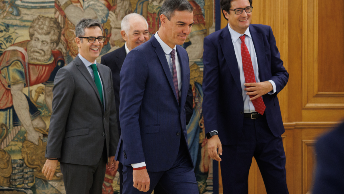 (I-D) El ministro para la Presidencia, Relaciones con las Cortes y Justicia, Félix Bolaños; el presidente del Tribunal Constitucional, Cándido Conde-Pumpido; el presidente del Gobierno, Pedro Sánchez y el nuevo ministro para la Transformación Digital y de la Función Pública, José Luis Escrivá, posa durante el acto de toma de posesión de su cargo ante el Rey, en el Palacio de la Zarzuela, a 6 de septiembre de 2024, en Madrid (España). Óscar López fue secretario general del PSOE de Castilla y León entre 2008 y 2012, y líder de la oposición en esa comunidad autónoma. Desde 2021, ha sido director del Gabinete de la Presidencia del Gobierno de España, hasta que sustituye al ministro saliente, José Luis Escrivá, del que recibirá su cartera hoy mismo en un acto en el Ministerio. 06 SEPTIEMBRE 2024;OSCAR LOPEZ;MINISTRO;CASA REAL;TRANSFORMACIÓN DIGITAL;FUNCION PUBLICA Alejandro Martínez Vélez / Europa Press 06/9/2024