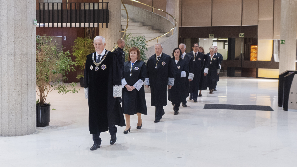 Entrada de los magistrados del Tribunal Constitucional liderados por el magistrado y presidente del Tribunal Constitucional, Cándido Conde-Pumpido Tourón