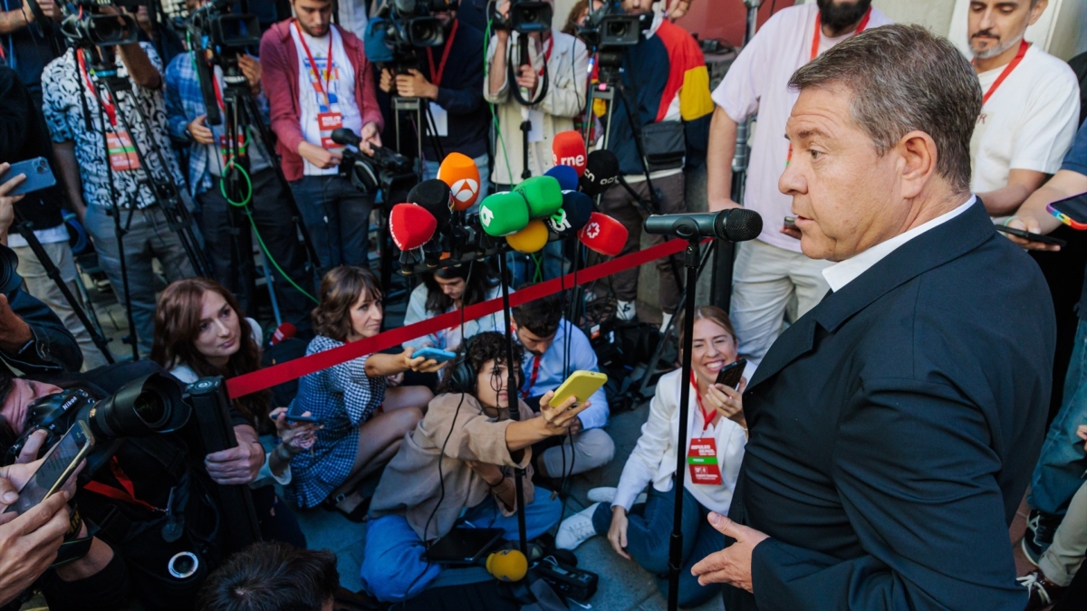 El presidente de Castilla-La Mancha, Emiliano García-Page, atiende a los medios de comunicación a su llegada a la reunión del Comité Federal del PSOE, en la sede federal en Madrid.