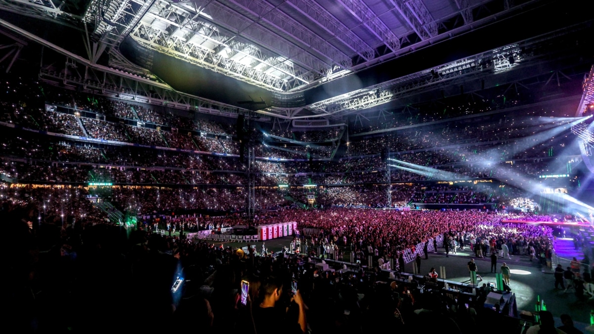 Cientos de personas durante un concierto del grupo Aventura en el Estadio Santiago Bernabéu