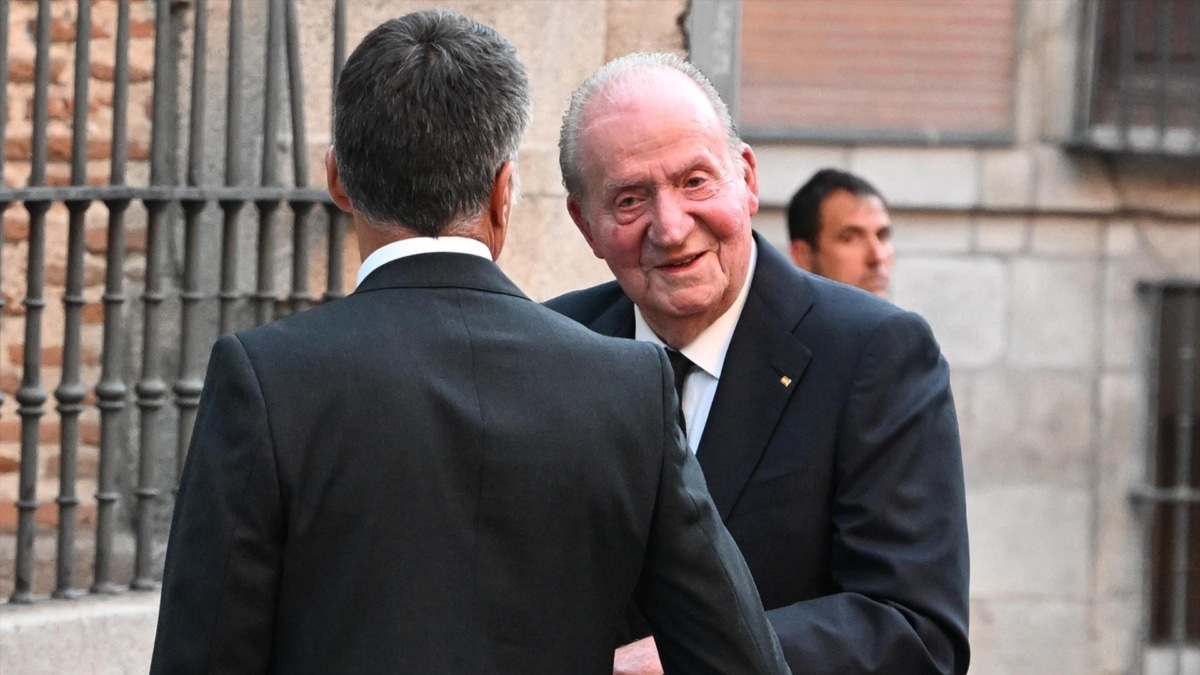 El Rey Juan Carlos, el pasado 8 de septiembre, a su llegada a la Catedral Castrense de Madrid para asistir al funeral por su sobrino Juan Gómez-Acebo.