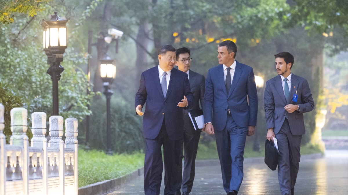 El presidente de China, Xi Jinping, camina junto a Pedro Sánchez durante la visita institucional del presidente del Gobierno.