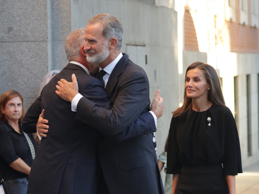 El rey Felipe abraza a su padre a su llegada al funeral de Fernández de Araoz junto a la reina Letizia.