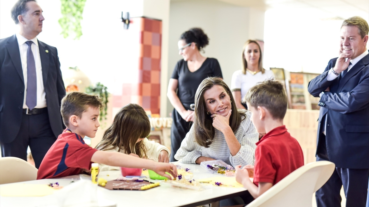 La reina Letizia y el presidente de Castilla-La Mancha, Emiliano García-Page, durante la apertura del Curso Escolar en el CEIP Maestra Plácida Herranz en Guadalajara.