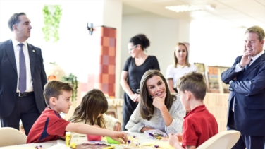 La reina Letizia comienza el curso apostando por el 'slow fashion' hecho en España