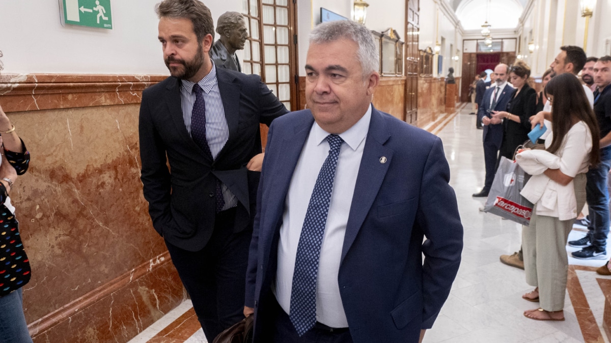 (Foto de ARCHIVO) El secretario de Organización del PSOE, Santos Cerdán, sale de una sesión plenaria en el Congreso de los Diputados, a 11 de septiembre de 2024, en Madrid (España). La financiación singular para Cataluña pactada entre el PSC y ERC es uno de los temas clave de hoy de la primera sesión de control al Gobierno en el Congreso tras el periodo vacacional, con varias preguntas de PP y Junts a ministros del Gobierno. Alberto Ortega / Europa Press 11/9/2024