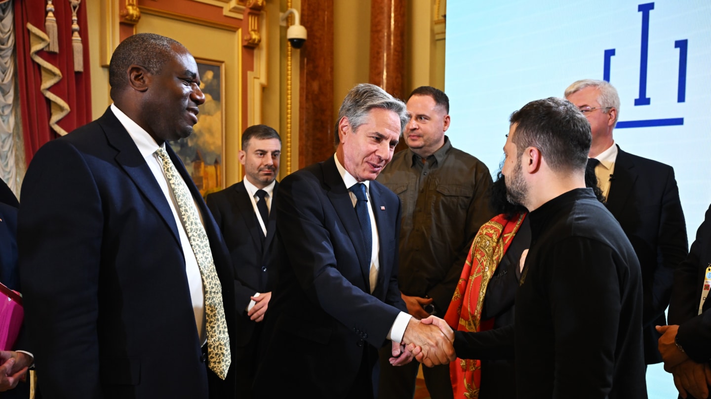 Antony Blinken (c) saluda al presidente ucraniano, Volodimir Zelensk, ante la mirada del jefe de la diplomacia británica, David Lammy, en Kiev.