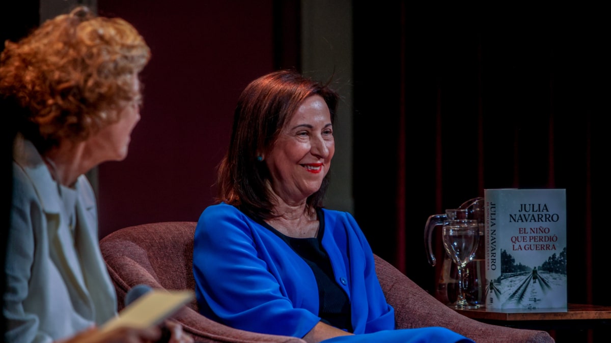 La escritora Julia Navarro (i) y la ministra de Defensa, Margarita Robles (d), durante la presentación de la novela presentación de la novela 'El niño que perdió la guerra', de Julia Navarro en el Ateneo de Madrid, a 12 de septiembre de 2024, en Madrid (España).