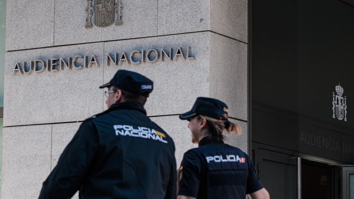 Un jefe del petróleo venezolano entregó a la Policía 500 folios de pagos del régimen chavista a españoles