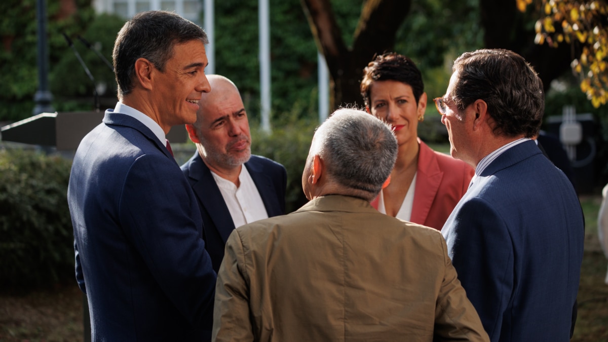 (I-D) El presidente del Gobierno, Pedro Sánchez, el secretario general de CCOO, Unai Sordo, el secretario general de UGT, Pepe Álvarez, la ministra de Inclusión, Seguridad Social y Migraciones, Elma Saiz, y el presidente de la CEOE, Antonio Garamendi