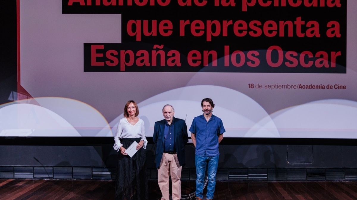 La notaria Eva Fernández Medina, el presidente de Academia de las Artes y las Ciencias Cinematográficas de España, Fernando Méndez-Leite, y el actor Eduardo Noriega, durante el anuncio de la película seleccionada para representar a España en los Oscar, en la Academia de Cine en Madrid