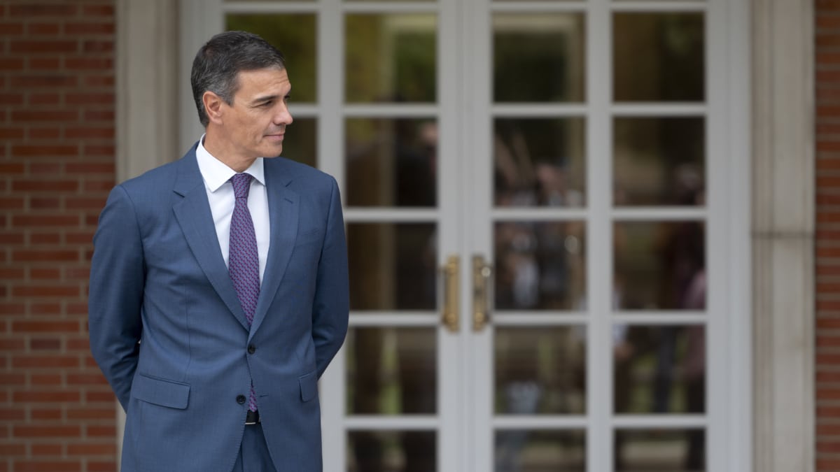 El presidente del Gobierno, Pedro Sánchez, antes de una reunión con el presidente de Andalucía, Juan Manuel Moreno Bonilla, en el Palacio de La Moncloa