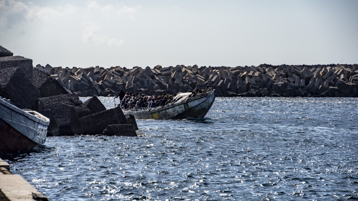 Un cayuco llegando al puerto de La Restinga, en El Hierro, el domingo 22 de septiembre.