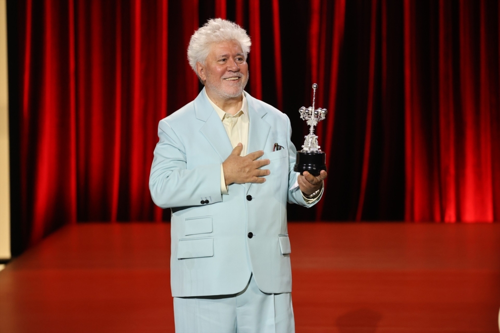 Pedro Almodóvar recibe el Premio Donostia en el Festival de Cine de San Sebastián.